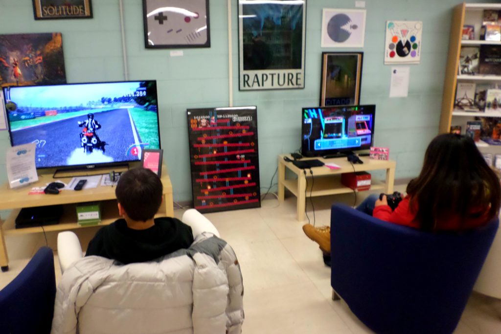 Video-giochi entrano a pieno titolo nelle biblioteche con prestiti e postazioni di utilizzo. Immagine della biblioteca Valvassori Peroni di Milano