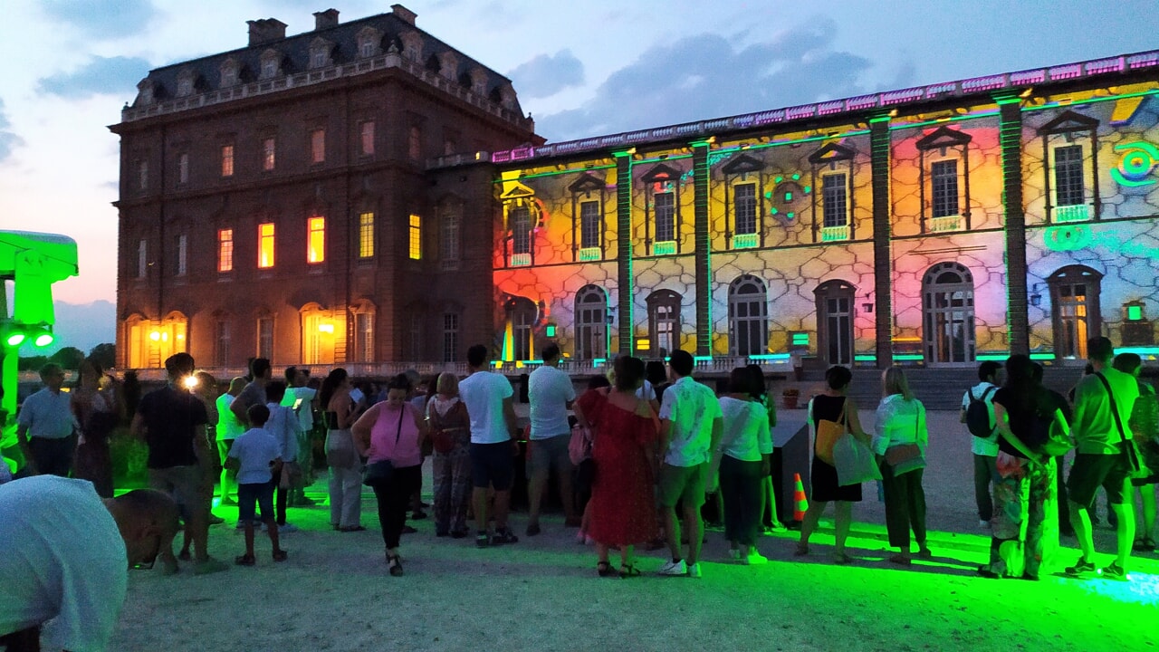 Il pubblico assiste al light show di TuoMuseo proiettato sulla facciata della Reggia di Venaria